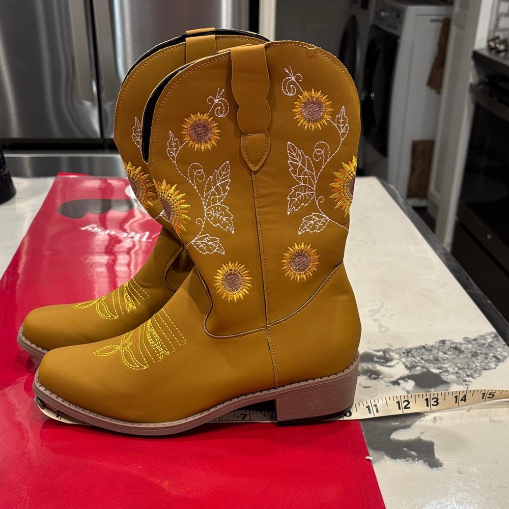 Floral Embroidered Women's Heeled Boots